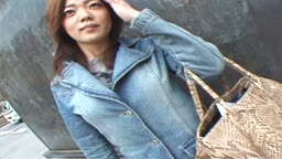 【素人 ● プリカラ】Eカップロケット美巨乳‼ ビンビン乳首で生乳全開、巨根をじっくり手コキ発射‼ カラミ、挿入シーンは
