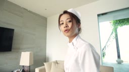 魅惑的な看護婦さんがプライベート患者と官能的な入浴をしながら曲線美あふれる身体を見せびらかす。