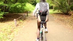 ハイレグ人妻のノーパンスト姿でサイクリング