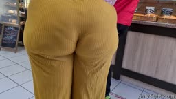 Encoxada Public Old Lady with Giant Ass in Yellow Pants