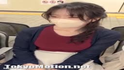 美巨乳美女 電車_5P集団チカン_密着で巨乳揉み_手マン_公衆の面前で捲り part1