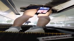 极品无内！开闪掀裙全方位拍摄MM无毛小骚逼