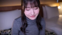 巨乳美女がホテルで露出度の高い青いランジェリー姿で体を披露し、恋人を挑発する