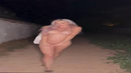 ビキニ姿で露出させられる巨乳外人さん