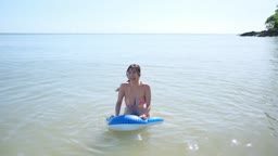 魅惑的な女性が、海岸で彼氏くんと楽しいひとときを過ごす