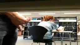 Gozando na biblioteca pra coroa distraída