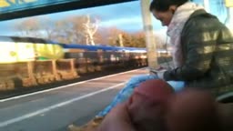 Flashing in train - Gozando pra linda distraída na estação de trem