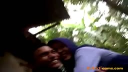 Indonesian Jilbab Babe Ciuman & Pamer Susu