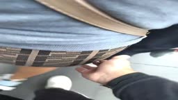 The man who grabbed the married woman's buttocks gets knocked out haha