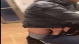 旦那の友人のものを加える奥さん、それを撮影する旦那さん