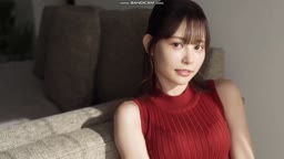 まめ私服姿から下着姿になる