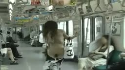 山手線内で全裸