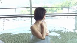 爆乳可愛い女性は温泉で彼氏に体をマッサージされながら、露出度の高いビキニを披露している。