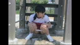 体操服で放尿