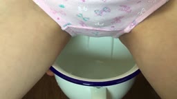 大きなカップに着衣放尿