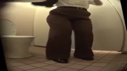 我慢できずに着衣のまま便座に座ってお漏らし