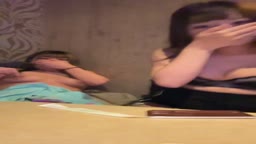 お姉さん2人が胸を見せてくれるだけ