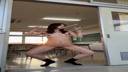 ガニ股露出