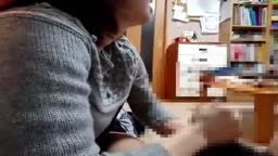 母親が手コキで息子を抜いてあげる
