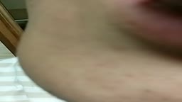 白い舌を見せる日本人男性