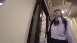 みゆちゃん18歳 本物制服でエロプリクラ撮影プチ露出Gカップ色白美巨乳LJアイド 1/3