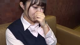 ハメ撮りを嫌がってたけど結局感じちゃう女の子に中出し。