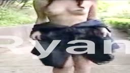 美乳揺らして露出散歩