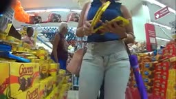 Cameltoe  de gostosa comprando chocolate