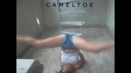 Dançando Funk abrindo pernas no CAMELTOE