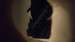 壁の穴から