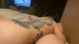 咥えるタトゥー人妻の背中