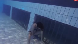 水中放尿を撮影