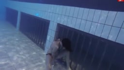 水中放尿を撮影