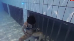 水中放尿を撮影