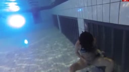 水中放尿を撮影