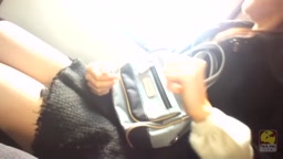 バス痴漢　握らせ