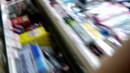 コンビニお姉さん逆さ