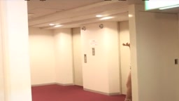 ホテルのロビーで２