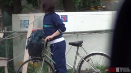 お外で潮吹きオナニー