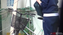 お外で潮吹きオナニー