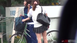 お外で潮吹きオナニー