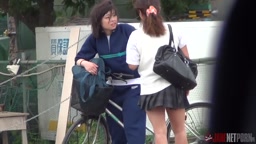 お外で潮吹きオナニー