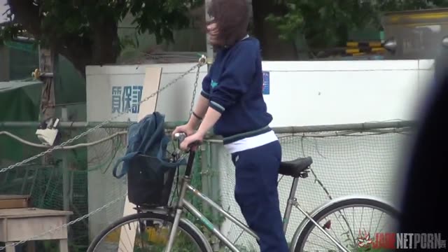 お外で潮吹きオナニー