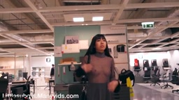 家具屋で潮吹き露出