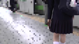 yuzu032【電車痴漢】顔出し制服JK★真面目そうな読書美少女★パンツはいたまま大量お漏らし！★さらに便乗痴漢がチ○コこすりつけの暴走！.mp4