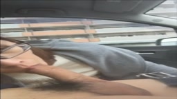 メガネの綺麗なお姉さん車内フェラ口内射精