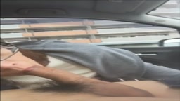 メガネの綺麗なお姉さん車内フェラ口内射精