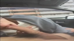 メガネの綺麗なお姉さん車内フェラ口内射精