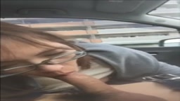 メガネの綺麗なお姉さん車内フェラ口内射精
