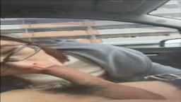 メガネの綺麗なお姉さん車内フェラ口内射精